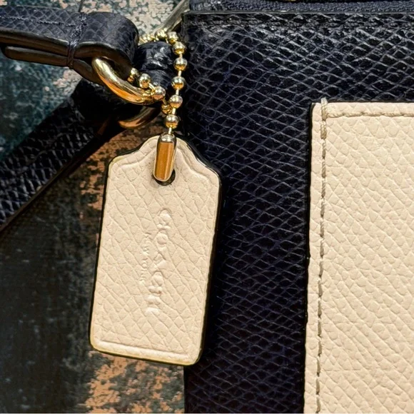 Coach Classic “Old Money” aesthetic Crossgrain Leather Navy/Cream Wristlet (EUC) - Picture 7 of 17